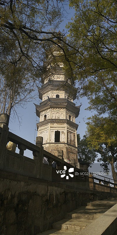 楞伽塔（掩藏在树木之后的塔身） 苏州图片素材