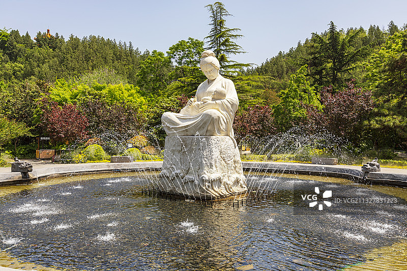 河南省郑州黄河文化公园黄河母亲哺育塑像图片素材