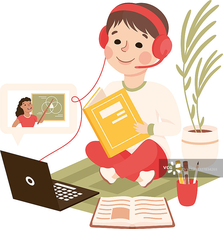 戴耳机用笔记本电脑在线学习的男孩图片素材