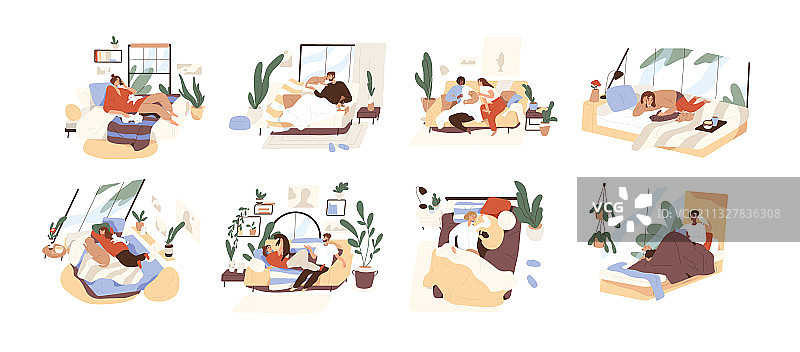 人们在沙发上与宠物放松图片素材