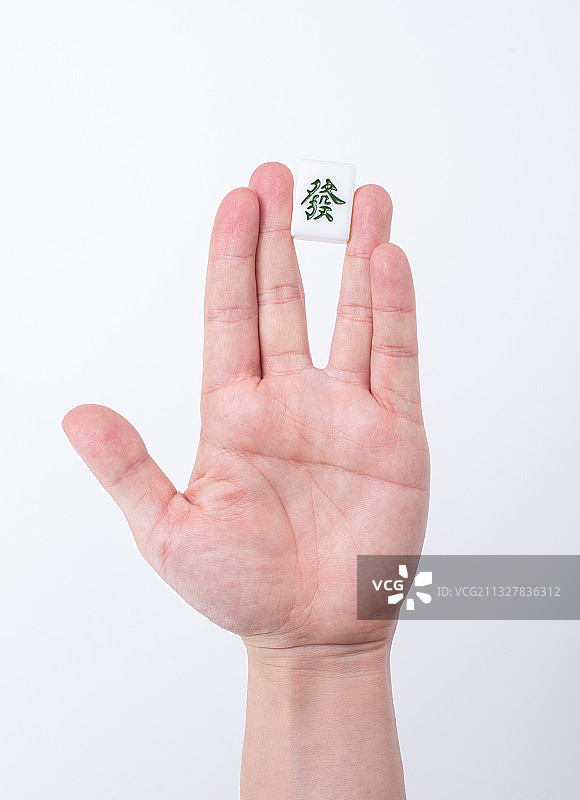 手拿麻将牌 發图片素材