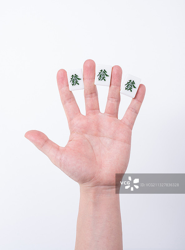 手拿麻将牌 發图片素材