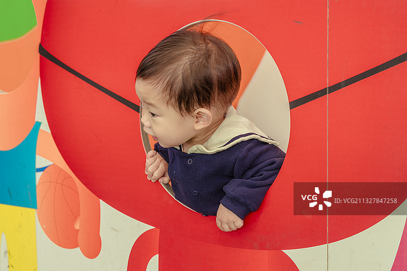 卡通像圈里的可爱男婴图片素材