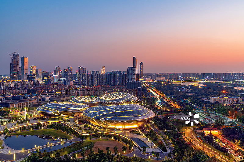 江苏大剧院是南京河西新打造的文化艺术中心图片素材