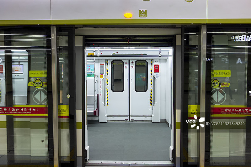 打开车门的地铁车厢图片素材