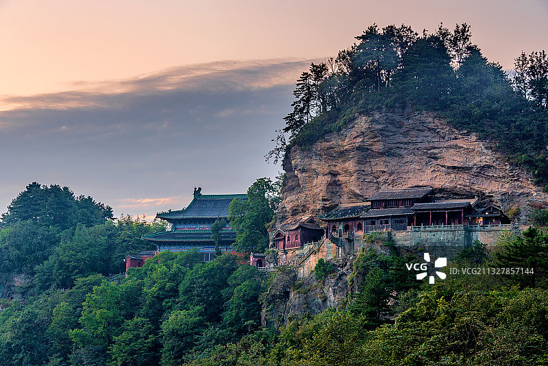 中国湖北十堰武当山南岩宫日暮风光图片素材