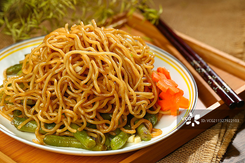 炒面放在竹托盘里图片素材