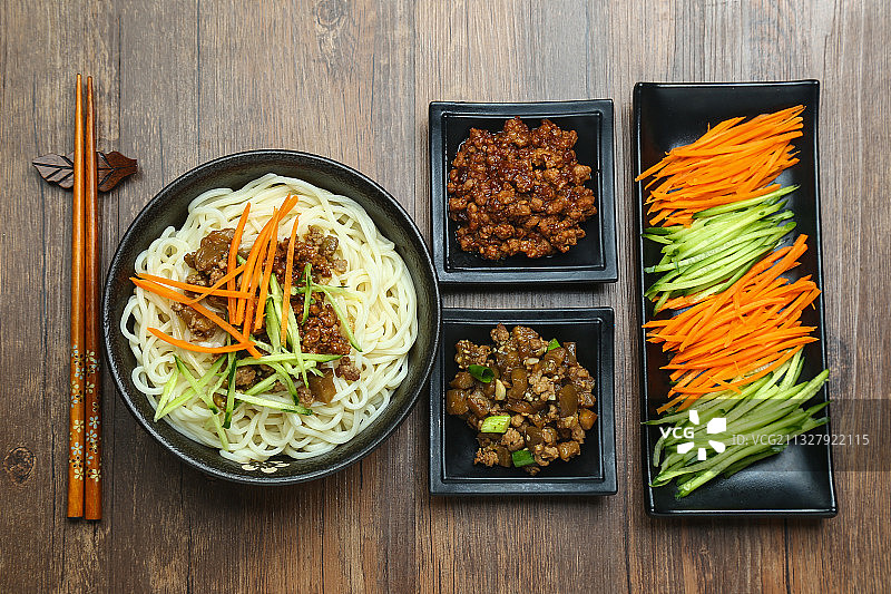 打卤面和卤子放在木桌上图片素材