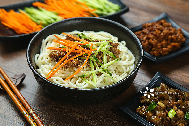 打卤面和卤子放在木桌上图片素材