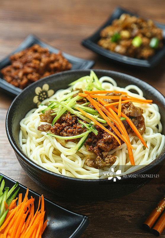 打卤面和卤子放在木桌上图片素材