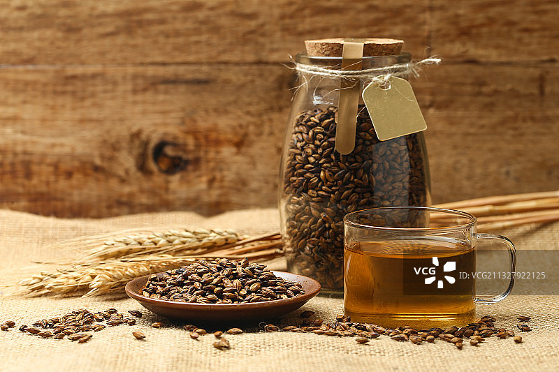 大麦茶放在麻布背景上图片素材