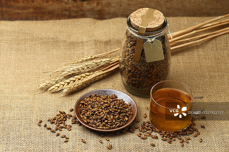 大麦茶放在麻布背景上图片素材