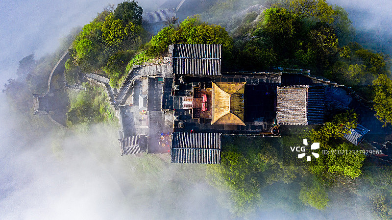 云雾缭绕武当山图片素材