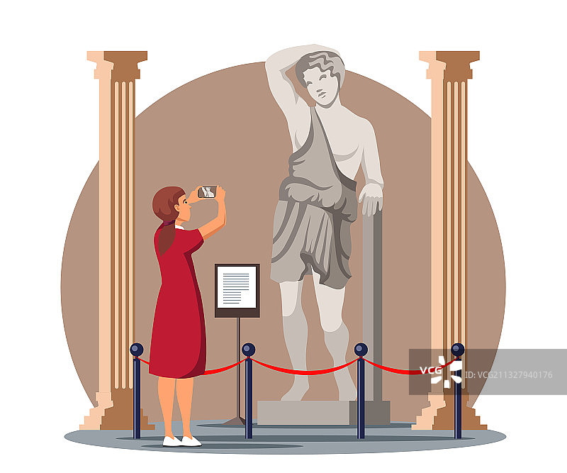 女人在历史博物馆拍摄古董雕像图片素材