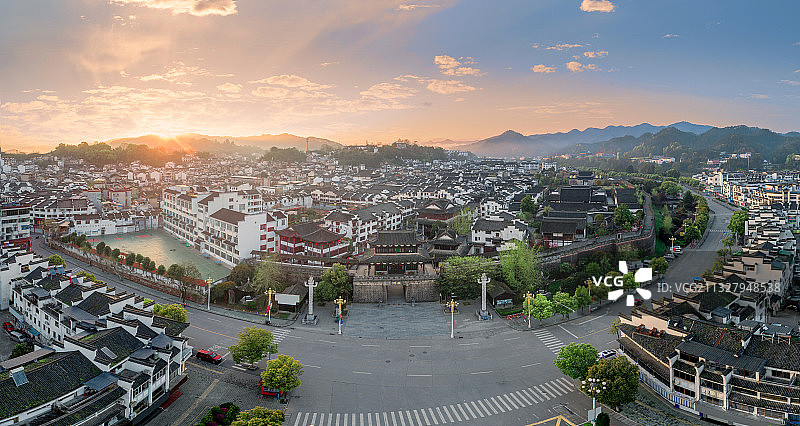 航拍安徽省黄山市徽州古城全貌图片素材