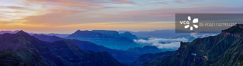 美丽山川，遥望大瓦山。拍摄于四川雅安轿顶山。图片素材