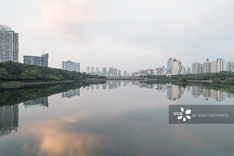 南宁，城市风光，南湖，湖面，倒影反射，镜面图片素材