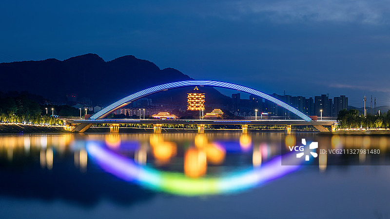 河南信阳浉河虹桥茗阳阁夜景图片素材