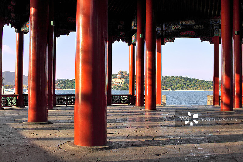 从颐和园的廓如亭里眺望佛香阁图片素材