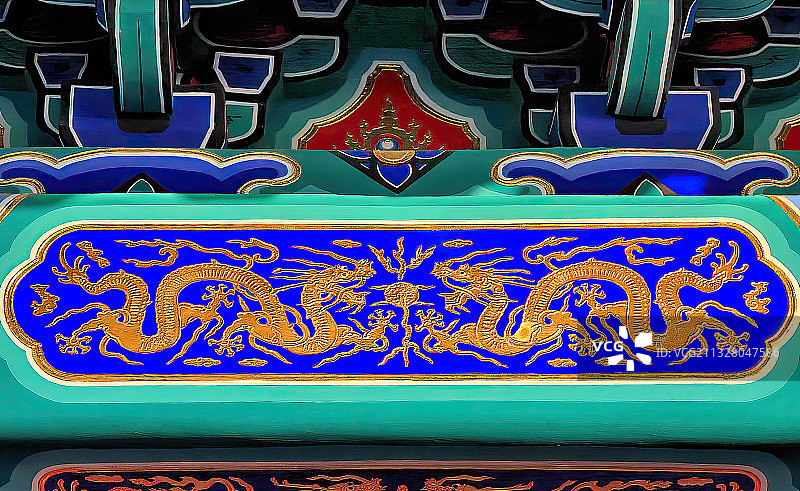 颐和园宫殿额枋上的金龙和玺彩画特写图片素材