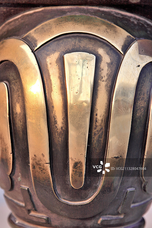 颐和园仁寿殿前铜香炉的花纹特写图片素材