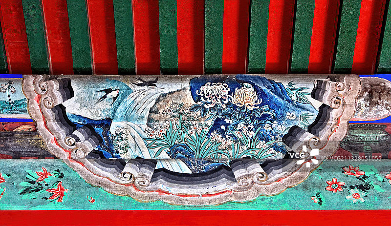 颐和园长廊里的包袱锦苏式彩画花鸟图图片素材