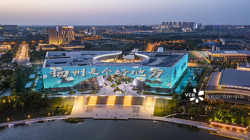 中国运河大剧院，拍摄于扬州明月湖，扬州新地标图片素材