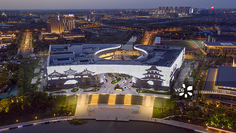 中国扬州运河大剧院夜景，拍摄于扬州明月湖图片素材