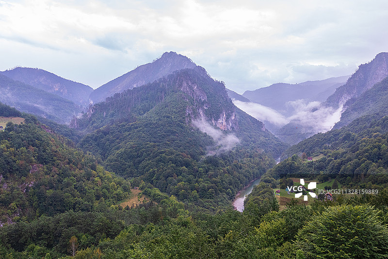 东欧黑山杜米托尔国家公园峡谷图片素材