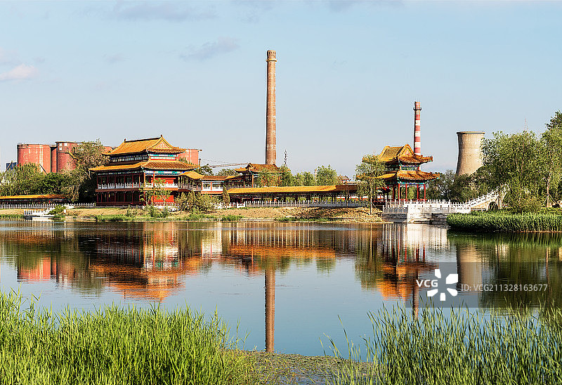 蓝天下北京首钢园工业遗址公园群明湖风光图片素材