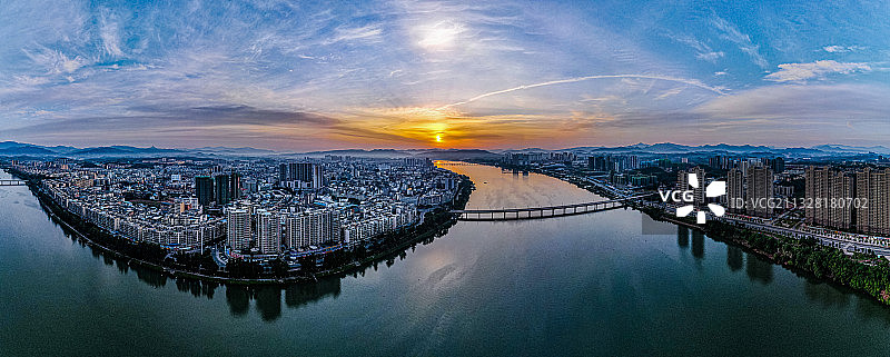 江西赣州于都，清晨朝霞绚烂多彩，于都河畔风光如画！图片素材