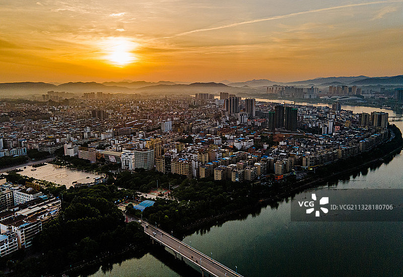 江西赣州于都，清晨朝霞绚烂多彩，于都河畔风光如画！图片素材