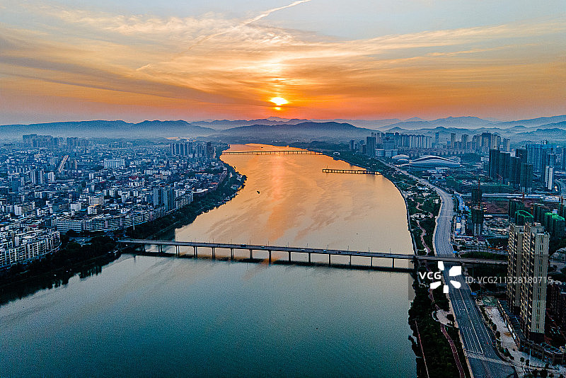 江西赣州于都，清晨朝霞绚烂多彩，于都河畔风光如画！图片素材