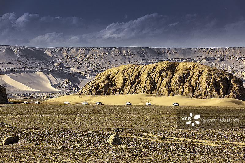 驶入罗布泊图片素材