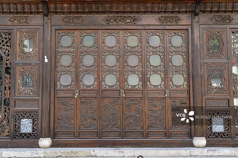 古建筑中式镂空雕花门窗图片素材