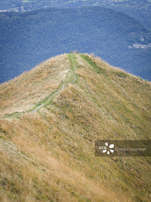 山上的木制长椅图片素材