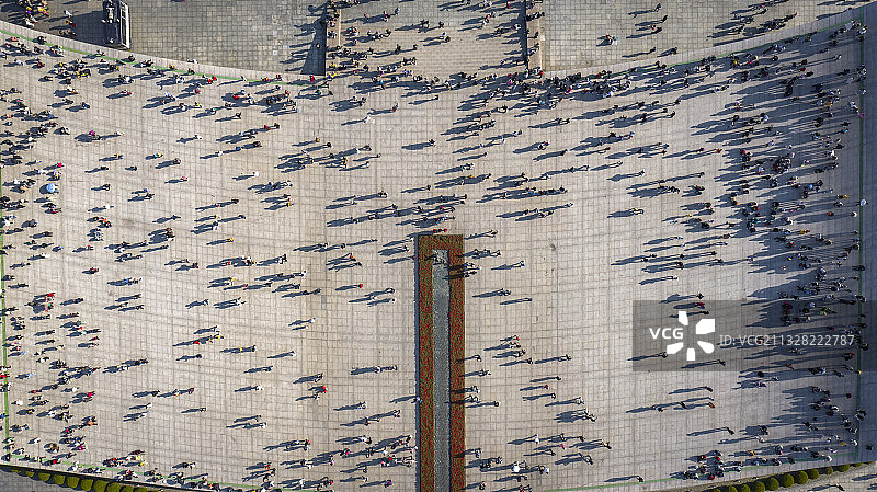 航拍2021年劳动节中国辽宁大连星海广场人山人海的来自各地的图片素材