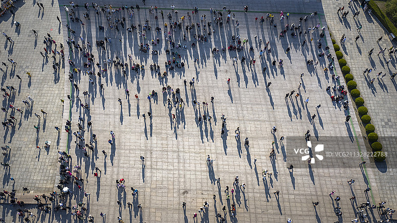 航拍2021年劳动节中国辽宁大连星海广场人山人海的来自各地的图片素材