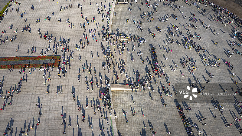航拍2021年劳动节中国辽宁大连星海广场人山人海的来自各地的图片素材