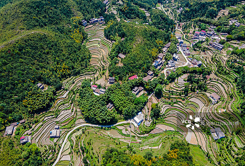 江西赣州于都县，大山深处有人家，高山梯田景如画！图片素材