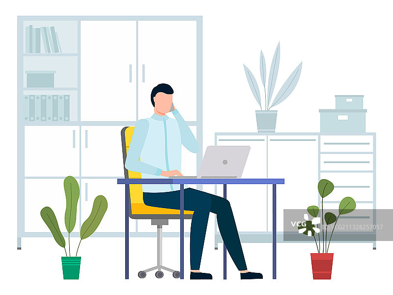 在电脑前工作的商务人士图片素材