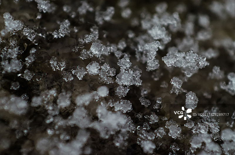 落在地上的冬霰图片素材