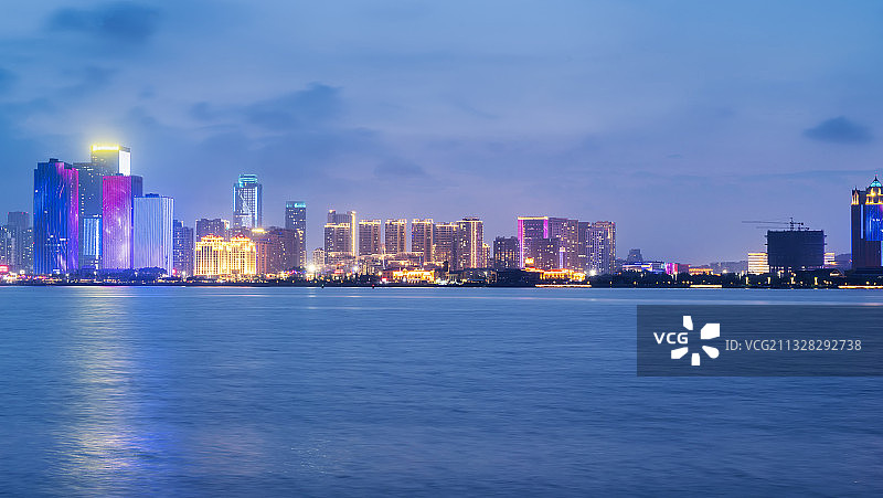 青岛西海岸星光岛城市风光夜景图片素材