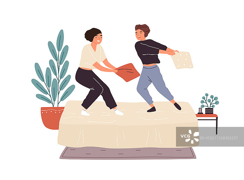 可爱的女人们在床上玩枕头大战图片素材