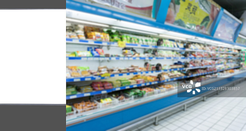 白色空白灯箱广告和模糊的超市背景图片素材