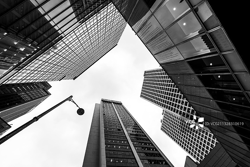低视角拍香港摩天大楼外墙玻璃图片素材