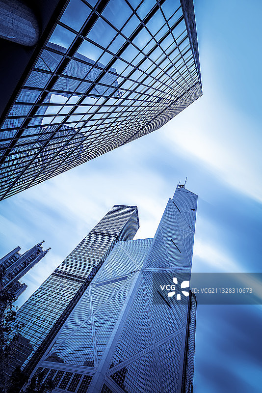 低视角拍香港摩天大楼外墙玻璃图片素材