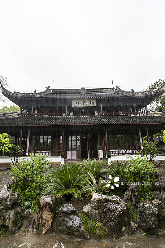 雨中的浙江嘉兴南湖景区烟雨楼图片素材