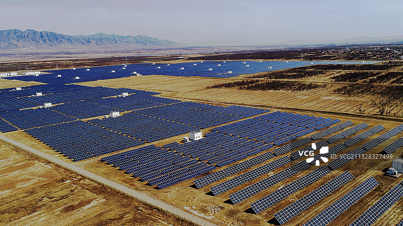 位于河北省张家口市阳原县桑干河畔盐碱滩上的一处光伏发电站图片素材