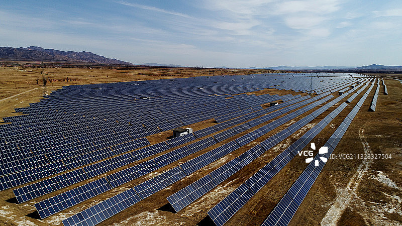 位于河北省张家口市阳原县桑干河畔盐碱滩上的一处光伏发电站图片素材